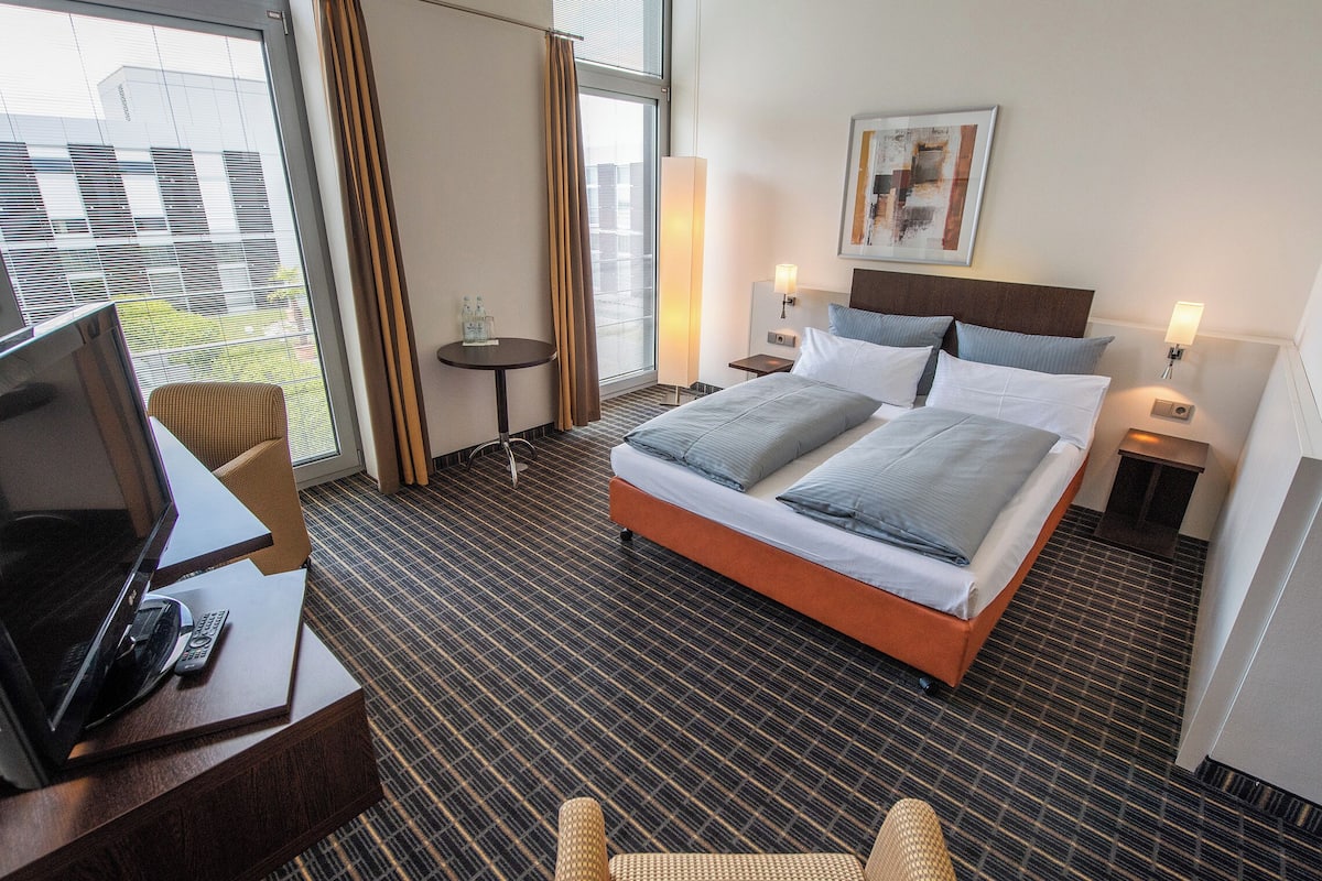 Basic Double Room | Peralatan tempat tidur hipoalergenik, gebar bulu kapas
