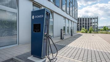 Electric vehicle charging station