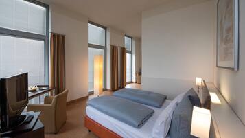 Hypo-allergenic bedding, down comforters, in-room safe, desk