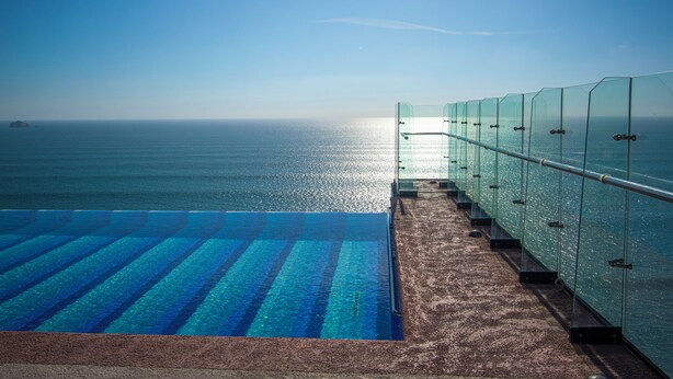 Une piscine à débordement offrant une vue imprenable sur l’océan.