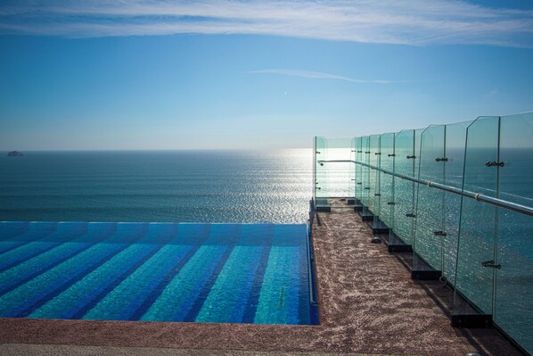 Pool - Ocean View & Malecon de Mazatlan Luxury Condo, Central Tower 102 - 801 (Mazatlán)