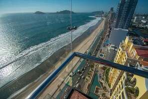 Property grounds - Ocean View & Malecon de Mazatlan Luxury Condo, Central Tower 102 - 801  (Mazatlán)