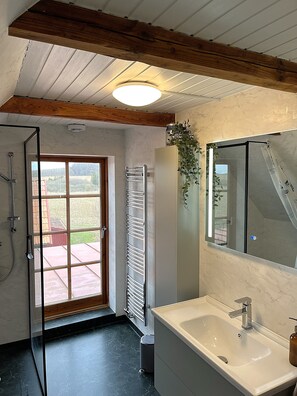 Douche, séchoir à cheveux, serviettes fournies, savon
