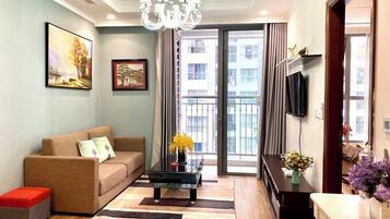 Appartement, 3 slaapkamers | Een bureau, een laptopwerkplek, verduisterende gordijnen