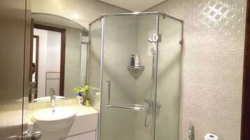 Appartement, 3 slaapkamers | Badkamer | Gratis toiletartikelen, een haardroger, pantoffels, handdoeken