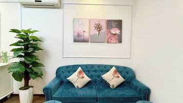 Eenvoudig appartement, balkon, uitzicht op stad | Een bureau, een laptopwerkplek, verduisterende gordijnen