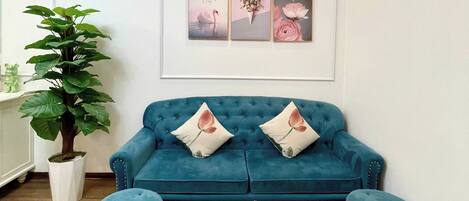 Apartamento básico, balcón, vistas a la ciudad | Escritorio, espacio para trabajar con un portátil, cortinas opacas