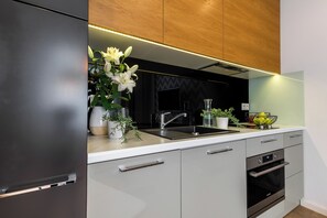 Fridge, stovetop, electric kettle, cookware/dishes/utensils - Absyntapart Krawiecka - parking w cenie (Wroclaw)