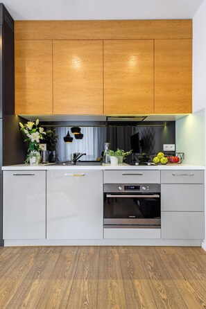 Réfrigérateur, plaque de cuisson, bouilloire électrique