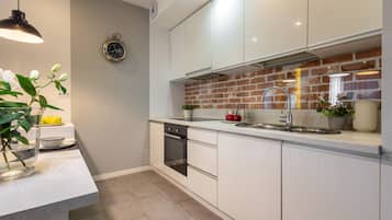 Refrigerador, parrilla de estufa y tetera eléctrica