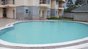 Kolam renang outdoor, dengan kursi berjemur