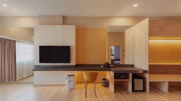 Cubrecamas, muebles diferentes y escritorio 