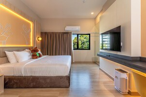 Cubrecamas, muebles diferentes y escritorio 