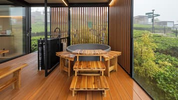 Deep-soaking bathtub