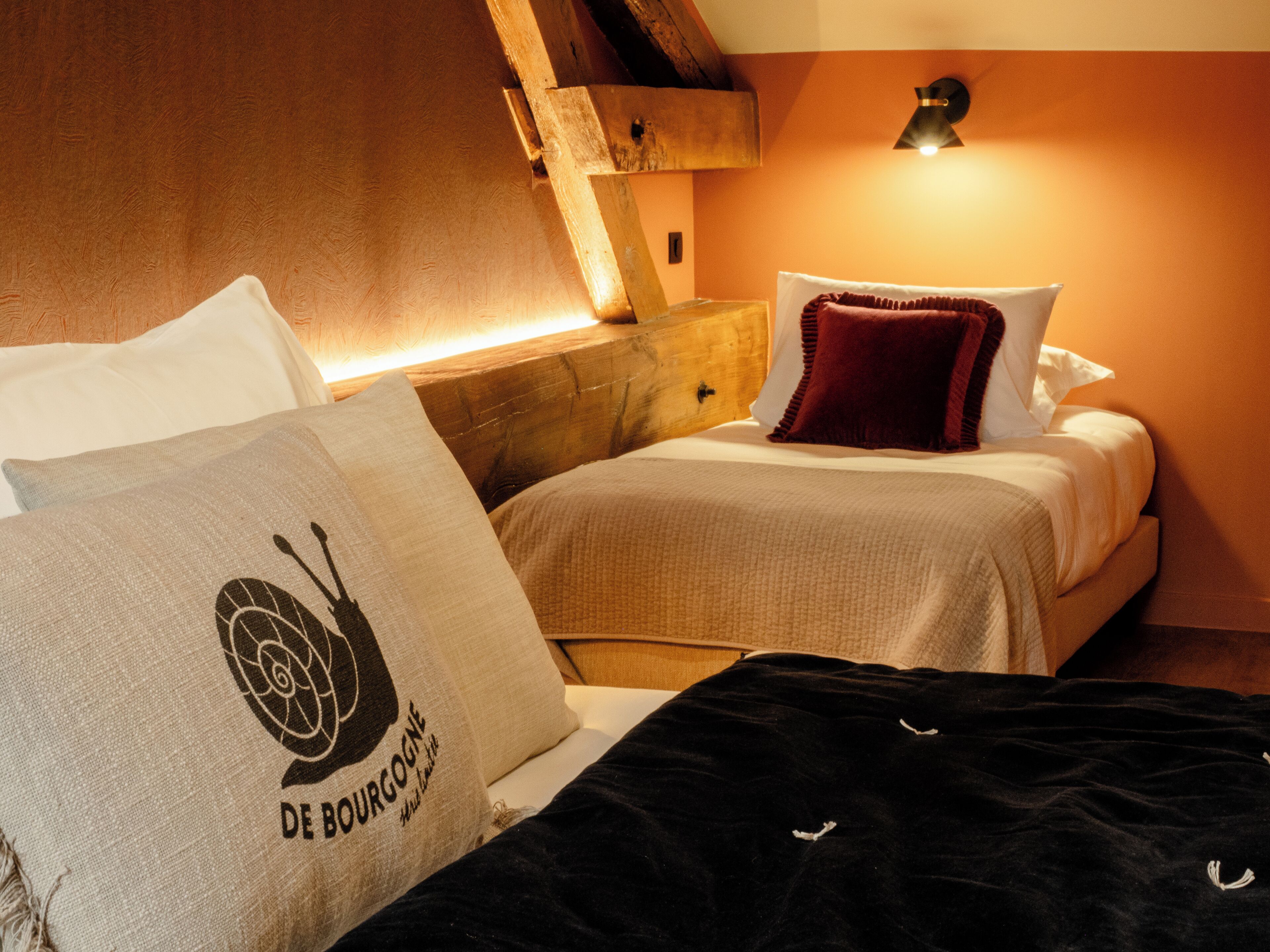 Une chambre confortable avec un lit, des oreillers et une table de chevet.