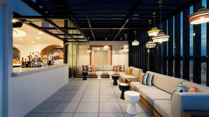 Zona d'estar moderna amb sofà, taula de café i barra.