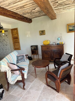 TV, books, printers - ABSTRUS gite for 2 pers on 1 etag by its private terasse animals ok-de 18 kg (Violes)