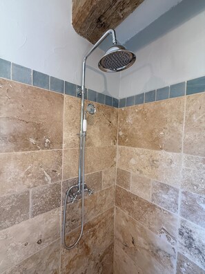 Dusche, umweltfreundliche Kosmetikartikel, Haartrockner, Handtücher
