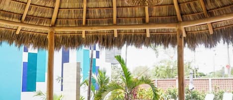 Alberca al aire libre, sombrillas en la alberca y camastros