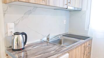 Deluxe Studio | Private kitchen | Coffee/tea maker, paper towels