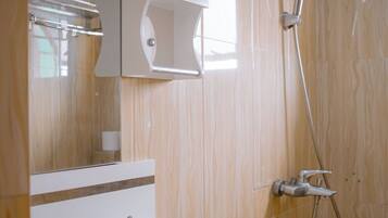 Chuveiro/banheira combinados, secador de cabelo, toalhas de banho