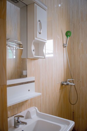 Combined shower/bathtub, hair dryer, towels, soap - Wins Homes (Kigali)