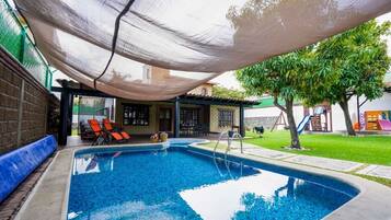 Kolam renang outdoor, dengan kursi berjemur