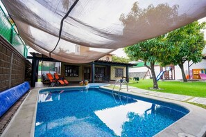 Szabadtéri medence, napozóágyak