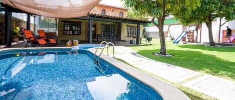 Piscine extérieure, chaises longues