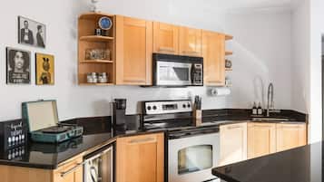 Lemari es, microwave, oven, dan kompor