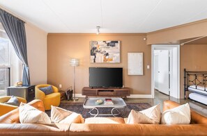 Smart TV - Pool + Walk Restaurants & Bars on Famous Music Row (Nashville)