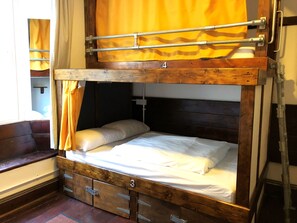 Quarto família, para não fumantes, varanda | Wi-Fi de cortesia