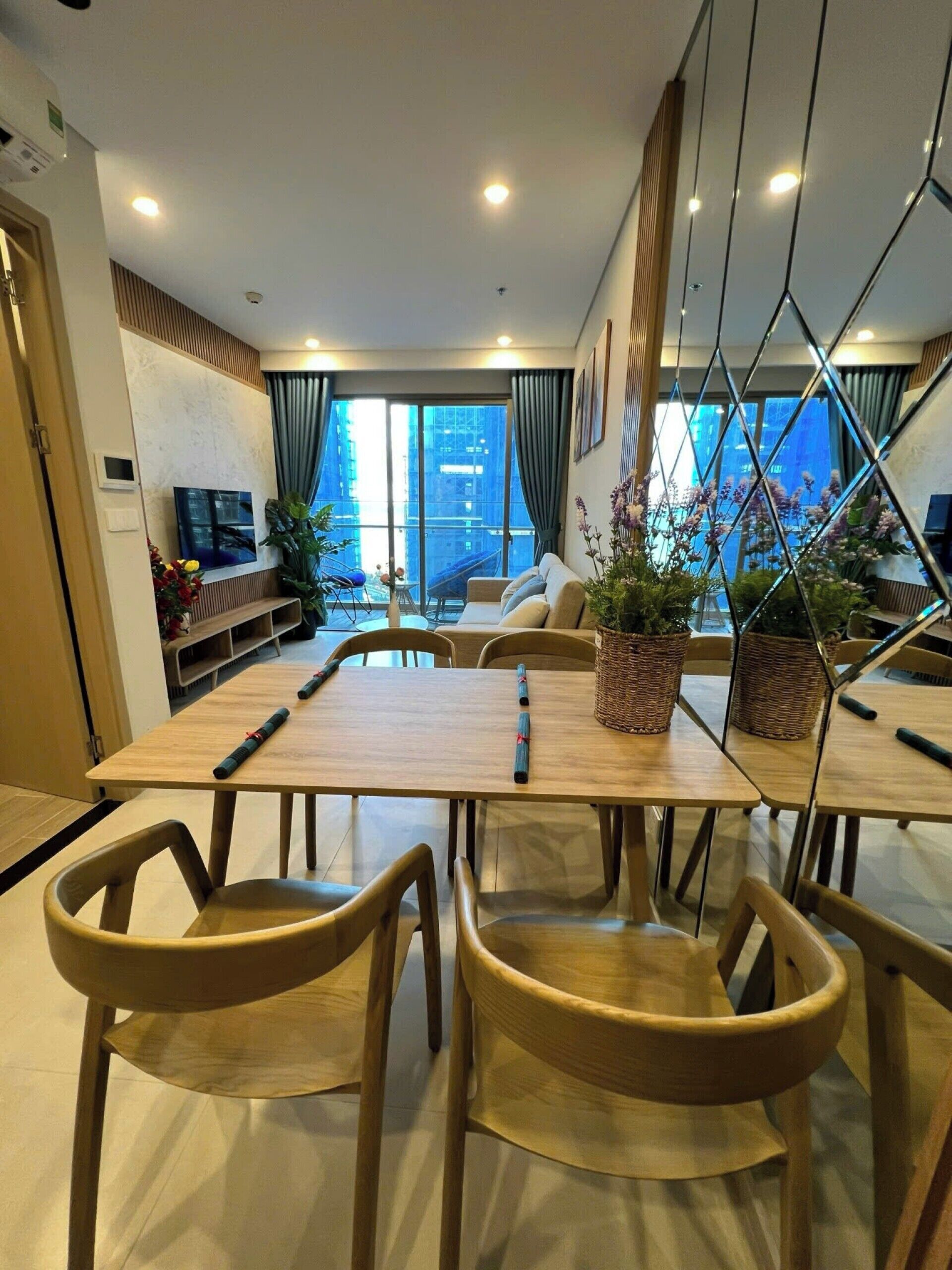 Basic Studio, Balcony, City View | In-room dining