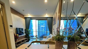 Un soggiorno moderno con zona pranzo, ampie finestre e vista sulla città.