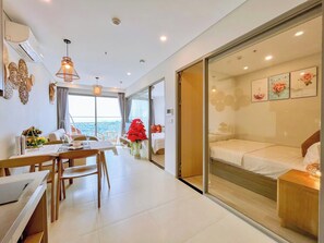 Comfort Apartment, Balcony, City View | In-room dining