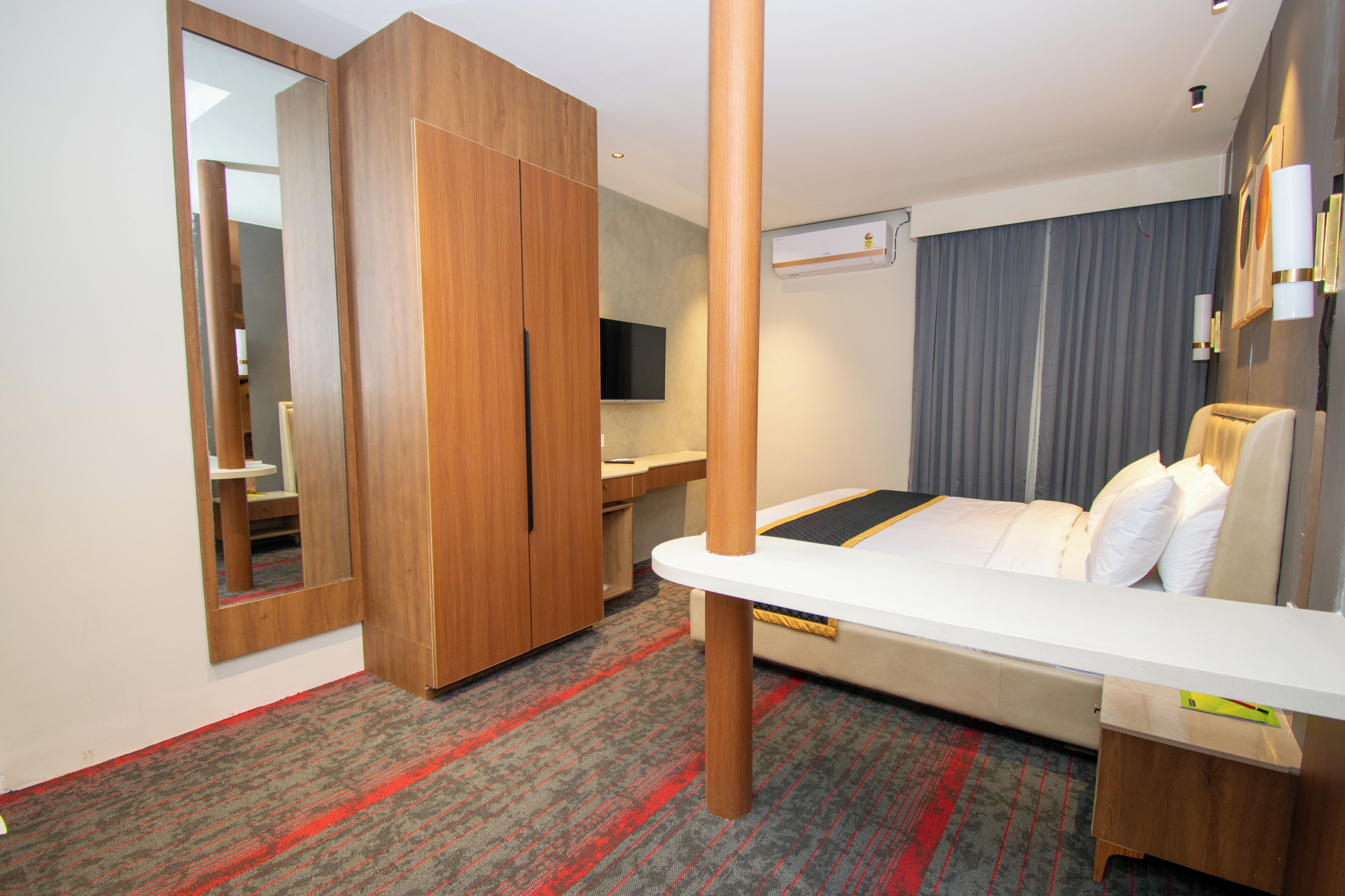 Escritorio y espacio para trabajar con laptop 