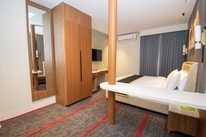 Escritorio y espacio para trabajar con laptop 