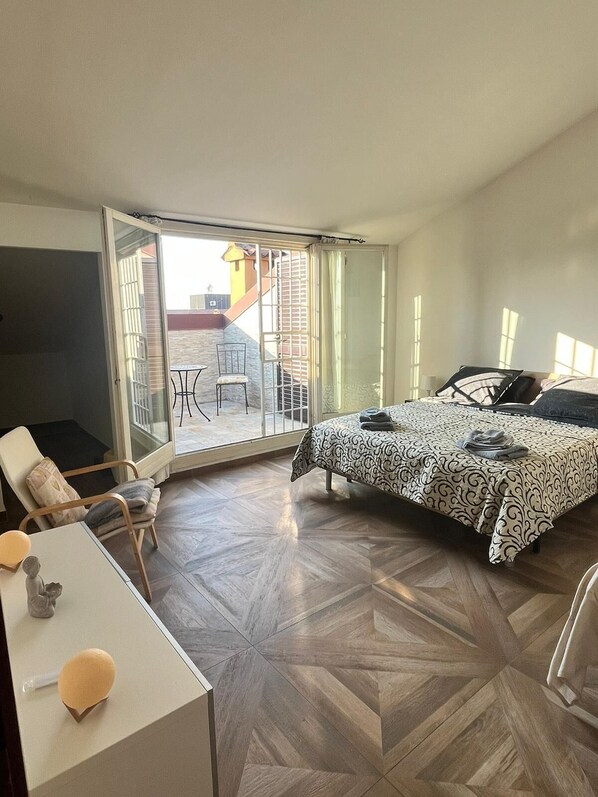 Chambre triple Deluxe, vue sur la ville | Espace de travail pour ordinateurs portables, accès au Wi-Fi (inclus)
