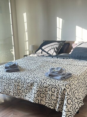Deluxe Triple Room, City View | Laptop workspace, free WiFi - B&B Center Gallery (Bologna)