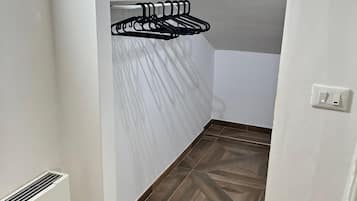 Habitación triple Deluxe, vista a la ciudad | Espacio para trabajar con laptop y wifi gratis