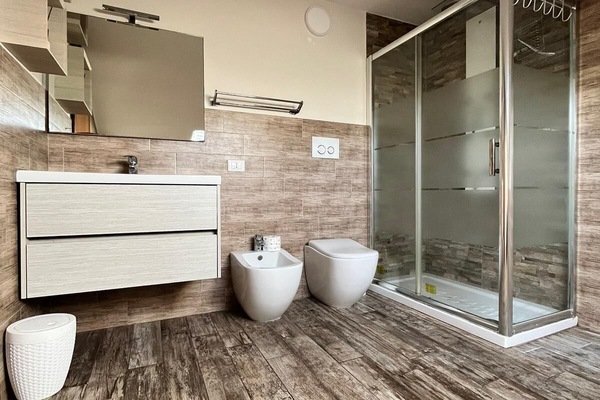 Tripla Deluxe, vista città | Bagno | Doccia, asciugacapelli, bidet, asciugamani