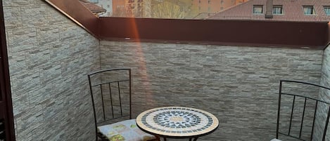 Deluxe-Dreibettzimmer, Stadtblick | Terrasse/Patio