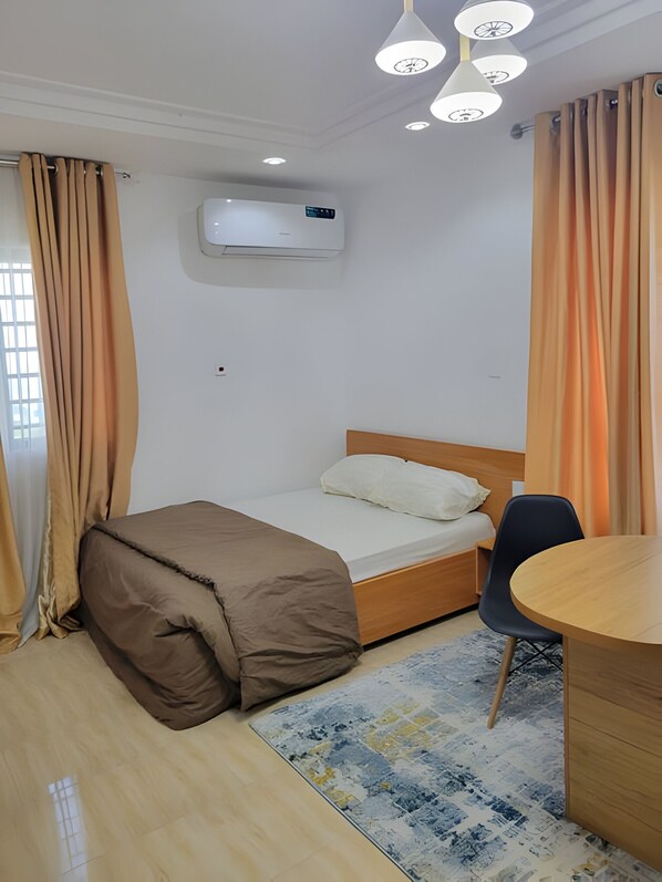 1 habitación, tabla de planchar con plancha, wifi y ropa de cama