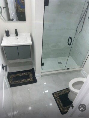 Hair dryer, towels, soap, toilet paper - Redeemer Wealthy place, Ancaster (Hamilton)