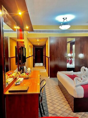 Kamer, 1 twee- of 2 eenpersoonsbedden, balkon | Een minibar, een kluis op de kamer, een bureau, een laptopwerkplek