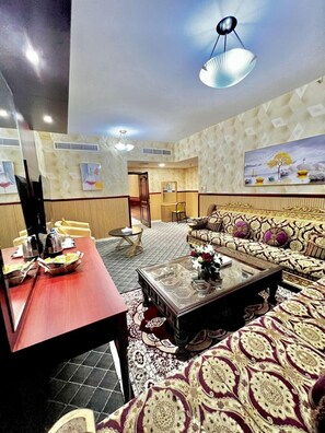 Luksussuite | Oppholdsområde | En 40-tommers LED-TV med Parabol-TV