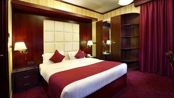 Minibar, in-room safe, desk, laptop workspace