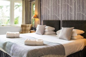 Een bureau, een strijkplank/strijkijzer, reisbedje, gratis wifi