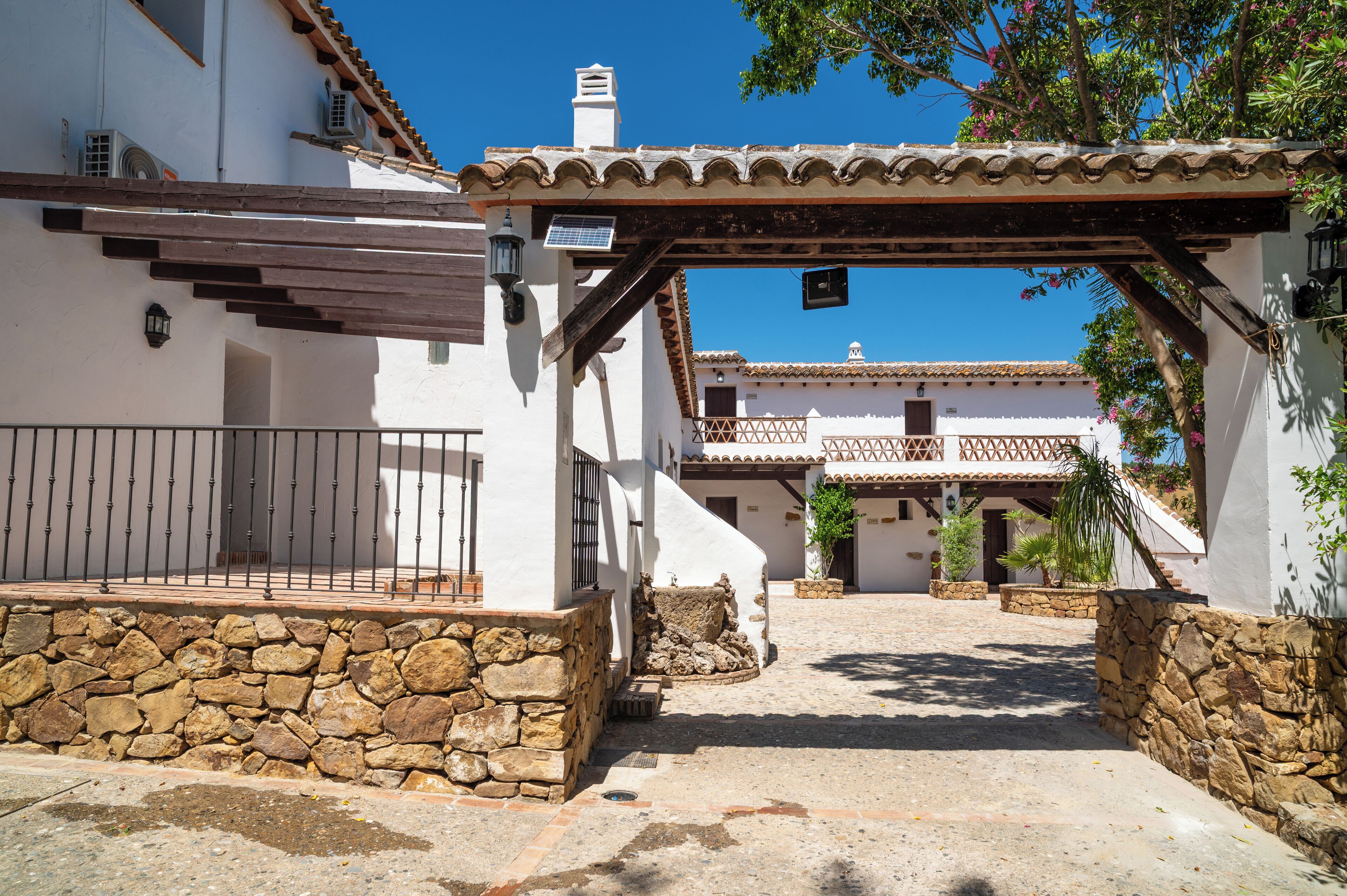 Vista frontal de la propiedad