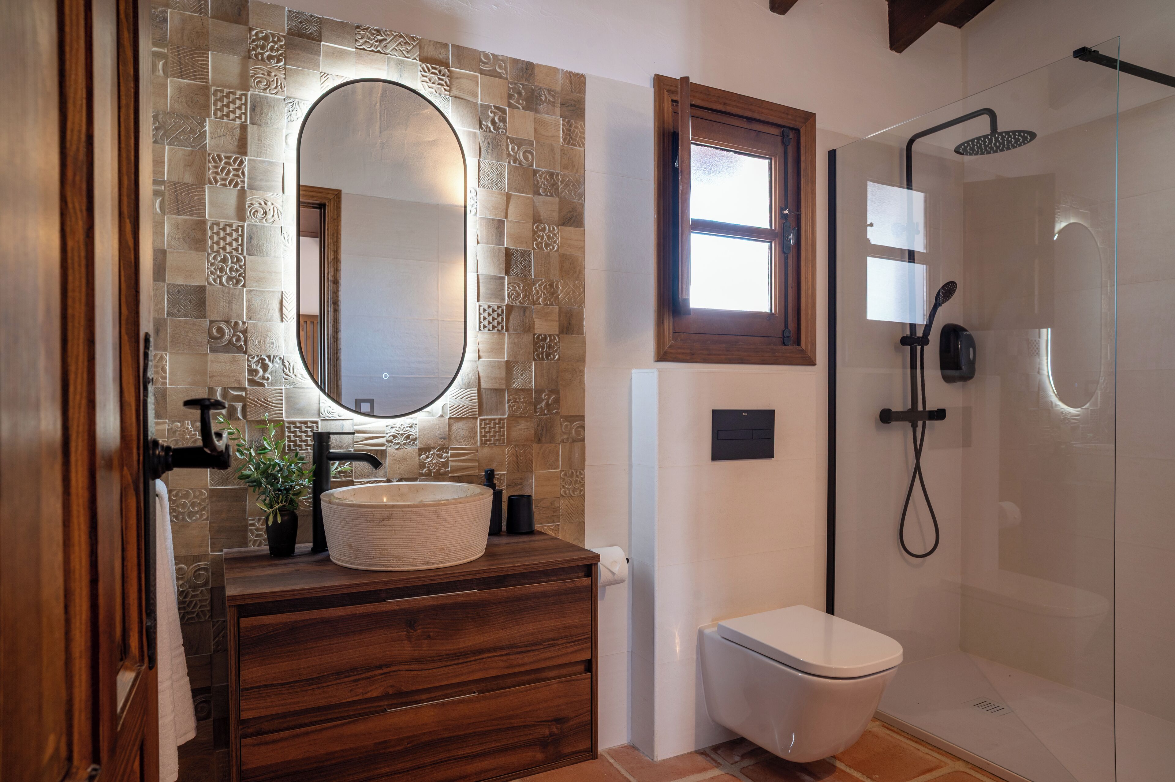 Deluxe Apartment (Studio) | Bathroom | Shower, hair dryer, towels, soap